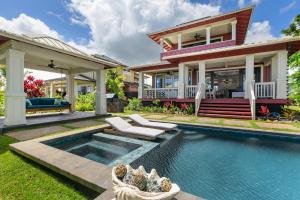 een huis met een zwembad voor een huis bij Luxury 5 Bed Home with Pool and Spa- Alekona Kauai in Koloa