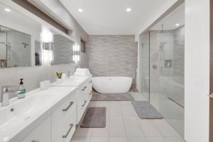 Vannituba majutusasutuses New! Luxury 5BR, W/Arcade, Sauna, Views, Fire Pit! +40 fotot