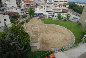 un parque vacío en medio de una ciudad en Hotel Achillion en Larisa