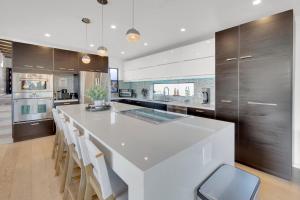 Köök või kööginurk majutusasutuses New! Luxury 5BR, W/Arcade, Sauna, Views, Fire Pit!