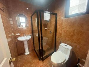 Bathroom sa The 1stfloor- Camp John Hay with view