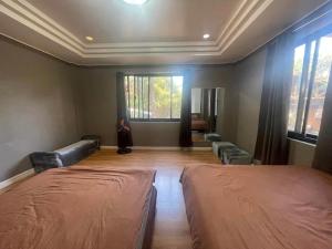 Kama o mga kama sa kuwarto sa The 1stfloor- Camp John Hay with view