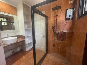 Bathroom sa The 1stfloor- Camp John Hay with view