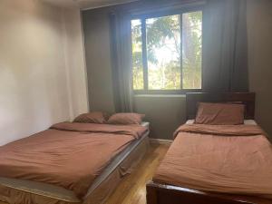 Kama o mga kama sa kuwarto sa The 1stfloor- Camp John Hay with view