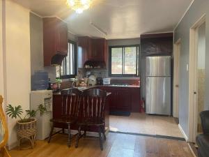 Kitchen o kitchenette sa The 1stfloor- Camp John Hay with view