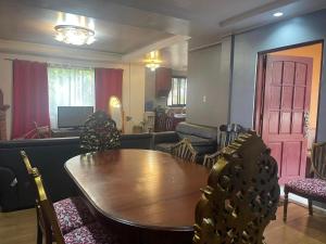 Seating area sa The 1stfloor- Camp John Hay with view