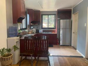 Kitchen o kitchenette sa The 1stfloor- Camp John Hay with view