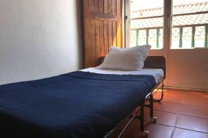 uma cama com uma almofada em cima em The Captain’s House - 2min walking from the beach em Sesimbra