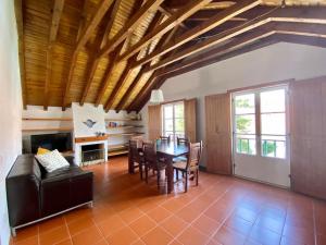 uma sala de estar com uma mesa de jantar e cadeiras em The Captain’s House - 2min walking from the beach em Sesimbra