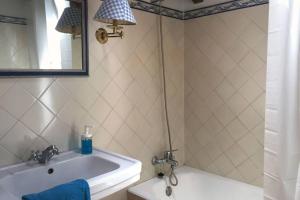 Koupelna v ubytování The Captain’s House - 2min walking from the beach + 22 fotografií