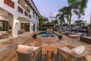 uma casa com uma piscina e um pátio em Tropical Waterfront 7 Bedroom House in Seven Isles em Fort Lauderdale