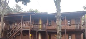 un gran edificio de ladrillo con terraza y escaleras en La Pinocha, en Costa del Este 8 fotos más