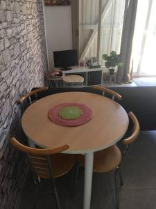 uma mesa com cadeiras e um prato em cima em Le Chapitre, au calme de Senlis em Senlis