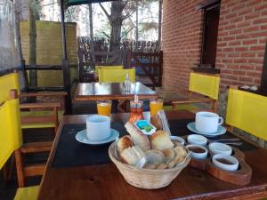 una mesa con una cesta de pan encima en La Pinocha en Costa del Este