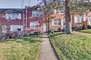 イーストンにあるCozy Easton Condo Near Historic Downtownの煉瓦造りの家の前の歩道
