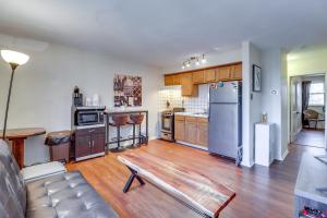 uma sala de estar com um sofá e uma cozinha em Cozy Easton Condo Near Historic Downtown em Easton