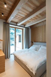 1 dormitorio con cama grande y ventana grande en Aparthouse Lubno, en Frýdlant nad Ostravicí