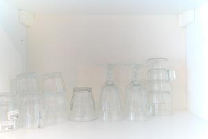 un grupo de jarrones de cristal transparente sentados en un estante en Studio proche tête d'Or 2 personnes Villeurbanne en Villeurbanne