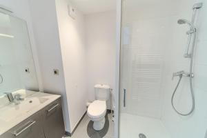 een badkamer met een douche, een toilet en een wastafel bij Studio proche tête d'Or 2 personnes Villeurbanne in Villeurbanne