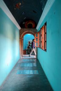 un hombre caminando por un pasillo en un edificio en Vihara - Spa, Yoga, Wellness & Events en Antigua Guatemala