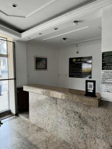 a lobby with a stone counter in a room at Lize Prime Hotel in Campinas