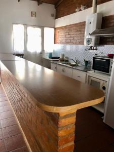 cocina con encimera de madera en Mamama’s House en Puerto Madryn