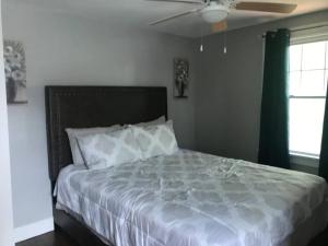 Un pat sau paturi într-o cameră la Euclid Beach within reach