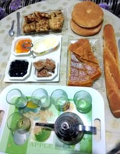 uma mesa com diferentes tipos de alimentos e bebidas em Aziz House 1 em Tan-Tan