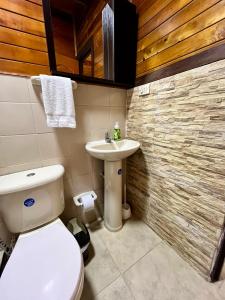 ein Bad mit einem WC und einem Waschbecken in der Unterkunft Gue Guatok in Salento