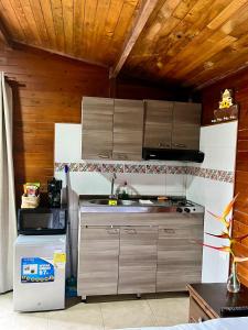 una cucina con lavandino e frigorifero di Gue Guatok a Salento
