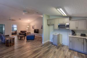 an open living room with a kitchen and a living room at Lake Side Loft Appt in Loxahatchee