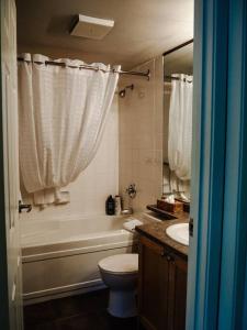 Cozy apartment in the heart of Panorama في بانوراما: حمام مع حوض ومرحاض ومغسلة