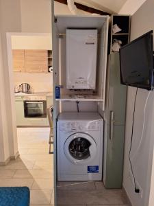ゾーラ・プレドーザにあるAppartamento MANARAのキッチン(洗濯機、冷蔵庫付)