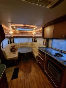 Kuchyňa alebo kuchynka v ubytovaní Klimatisierter exklusiver Caravan mit 240 m umzäunten Stellplatz