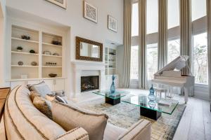 Gallery image of Sprawling Suwanee Home Theater, Pool, Hot Tub! in Suwanee