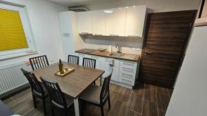 cocina con mesa, sillas y fregadero en Office Escape - holiday home in Terme Čatež en Brežice