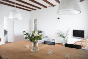 eine Blumenvase auf einem Holztisch in der Unterkunft Casa Lucertola - Freistehendes Tessinerhaus weit oberhalb des Lago Maggiore mit fantastischer Aussicht in Contra