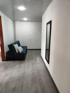 a living room with a couch and a mirror at Apartamento vía a termales in Santa Rosa de Cabal