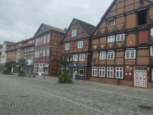 uma fila de edifícios numa rua de calçada em Unterkunft FERIENHAUS TRAUDL & PAUL 