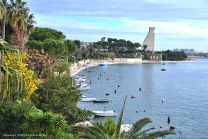 een groep mensen die in een waterlichaam zwemmen bij LE QUATTRO STAGIONI in Brindisi