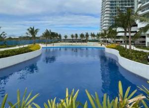 una piscina in un resort con acqua blu di Azure Urban Resort Condo San Fernando Pampanga a San Fernando