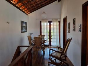 comedor con mesa y sillas en Praia dos Carneiros casa com 4 quartos, en Tamandaré