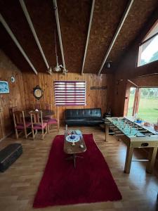 ein Wohnzimmer mit einer Tischtennisplatte und einer Tischtennisplatte in der Unterkunft Cabaña los robles in Chonchi