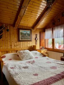 a bedroom with a large bed in a cabin at Stella Alpina, in Via Medail con vista incantevole sulle Alpi in Bardonecchia