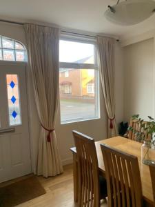 een eetkamer met een tafel en een raam bij Holiday Home in Kidderminster in Kidderminster