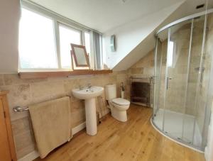 a bathroom with a sink toilet and a shower at Holiday Home in Kidderminster in Kidderminster