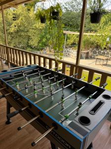 una mesa de ping pong en una terraza en Chikoo Farm inn, en Bangalore