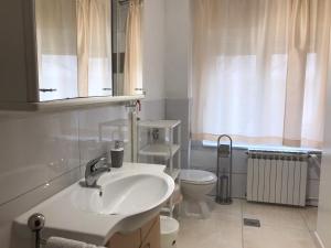 Koupelna v ubytování City Retro Chic Apartment Magdalena Trogir + 31 fotografií