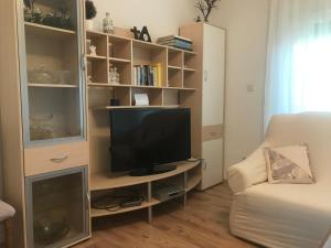 TV a/nebo společenská místnost v ubytování City Retro Chic Apartment Magdalena Trogir