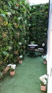 a garden with a table and potted plants at Park Lane Apartments Harrowby street in London